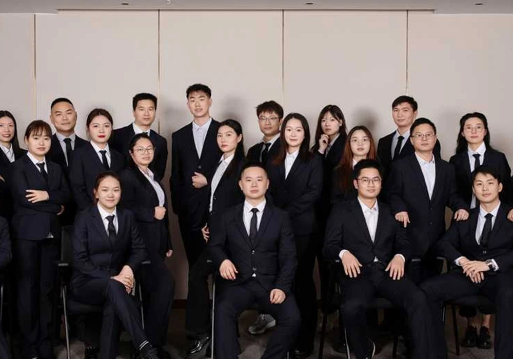 Sales team guiding laser cutting machine solutions